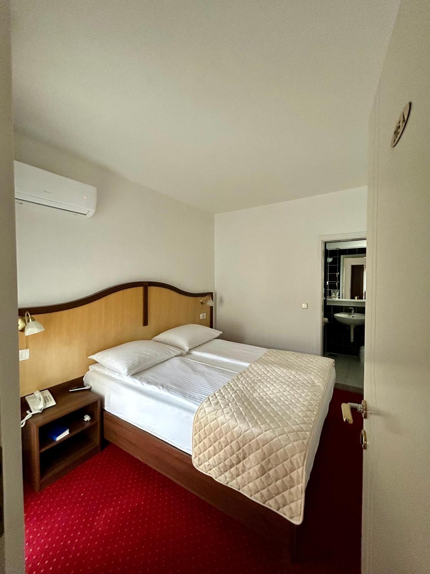 Hotel Bavaria Trogir Donji Seget Exterior foto